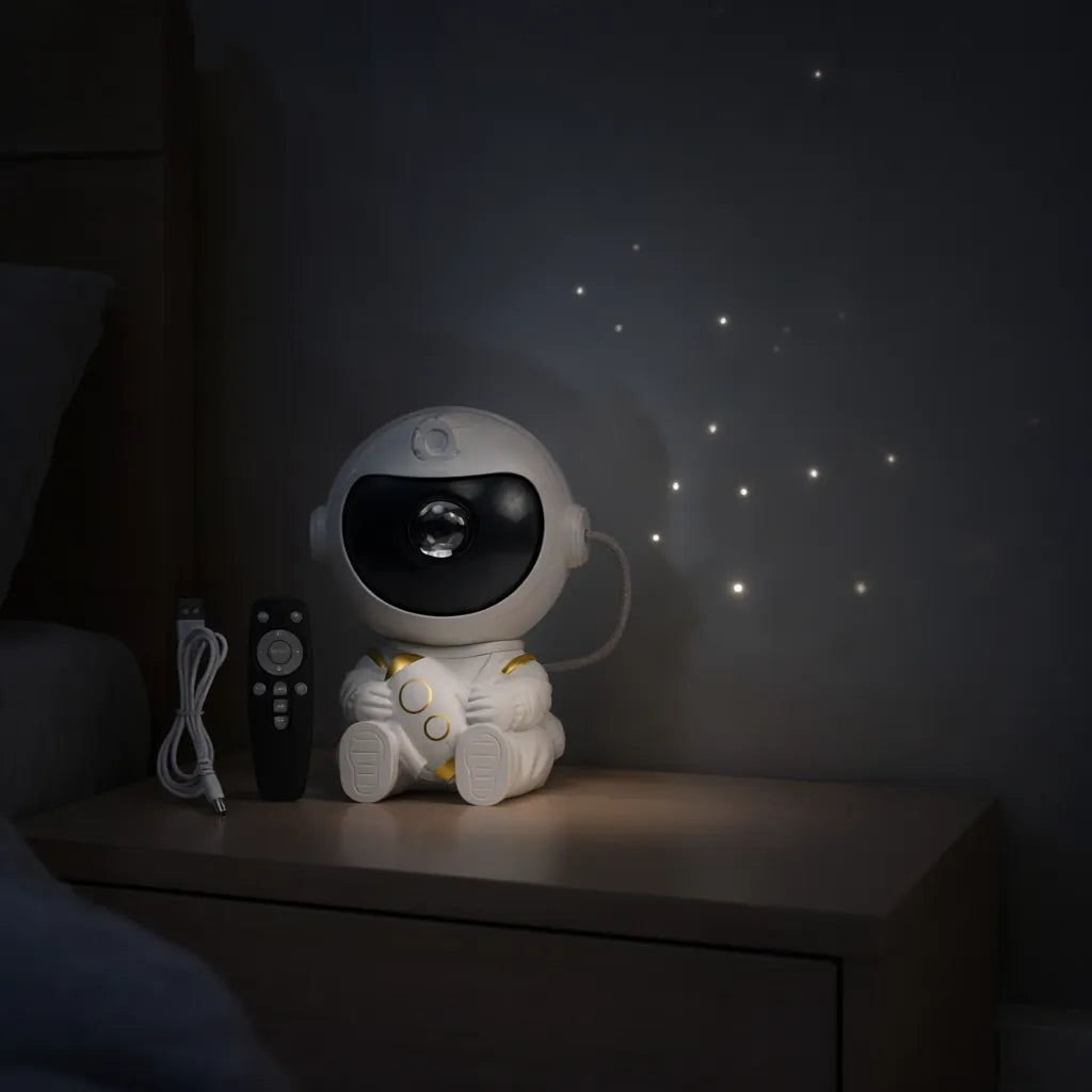 Proyector de astronauta blanco sobre un buró que proyecta tenues puntos de luz en una pared oscura