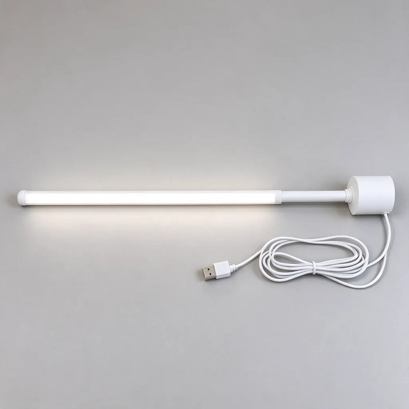 Lámpara de pie LED blanca y delgada con su base redonda y cable USB