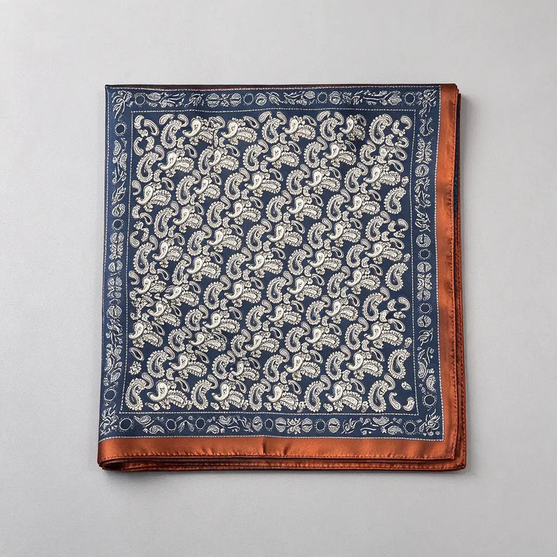 Ett brettet marineblått paisley-skjerf med rustfarget kant