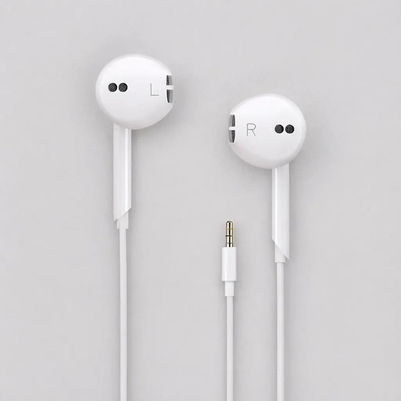 Un par de audífonos blancos con cable y plug