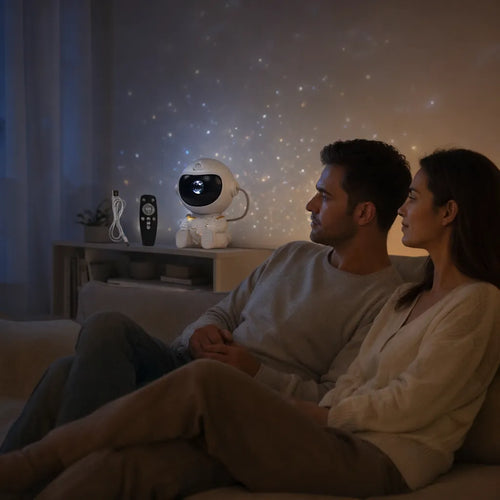 Pareja en el sofá con la luz de un proyector de astronauta en el estante