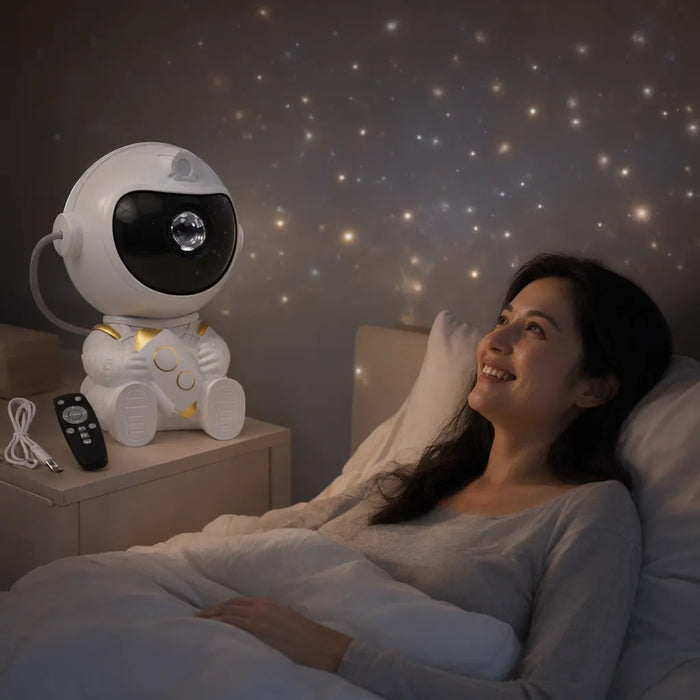 Mujer sonriendo en la cama con la luz suave de un proyector de astronauta