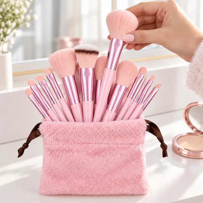 Hand nimmt einen flauschigen Gesichtspinsel aus dem rosa Schminkpinsel Set im Beutel