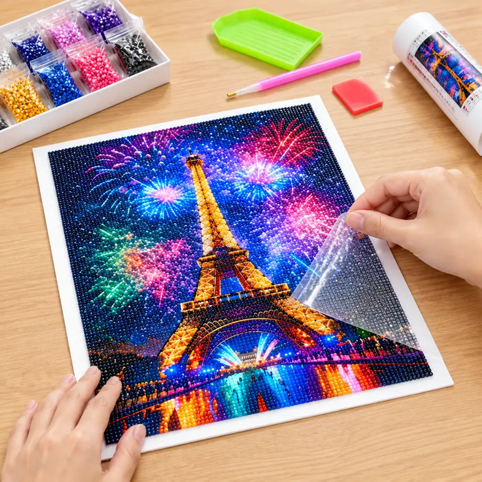 Hände ziehen die Folie von einer Diamond-Painting-Leinwand ab