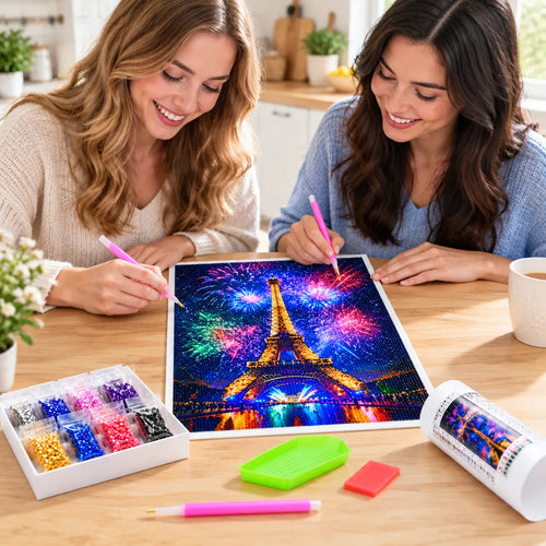 Zwei Freundinnen machen zusammen Diamond Painting am Küchentisch