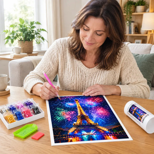 Frau arbeitet am Wohnzimmertisch an einem Diamond Painting Set