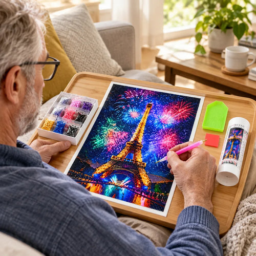 Mann entspannt auf dem Sofa mit einem Diamond Painting Set auf dem Tablett