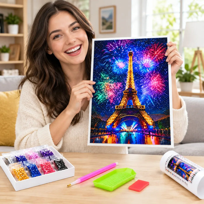 Lächelnde Frau hält ihr fertiges Diamond Painting mit Eiffelturm hoch
