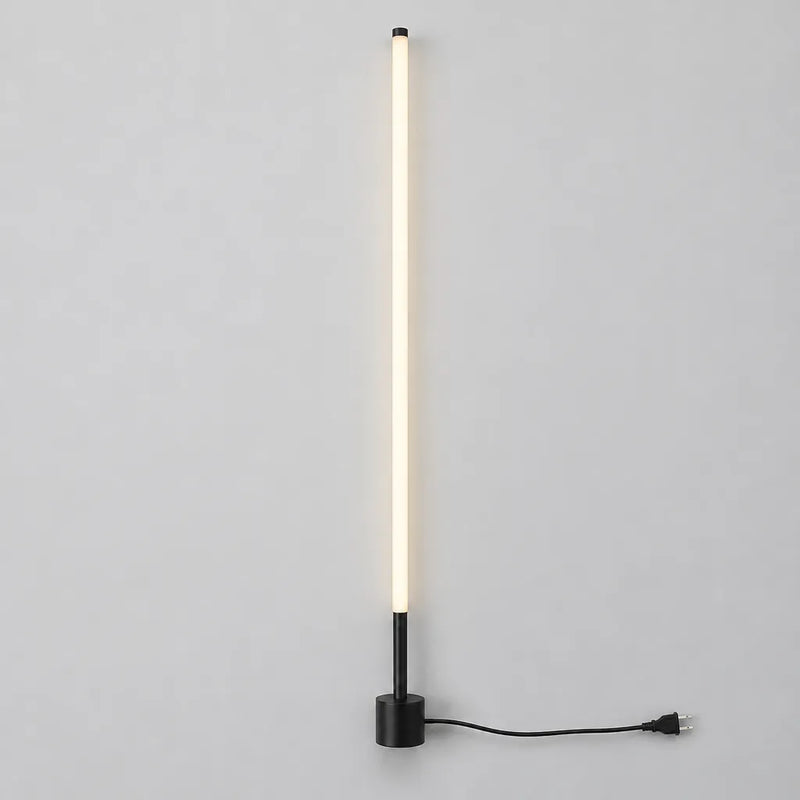 Lampadaire LED noir et mince avec base ronde et cordon d'alimentation