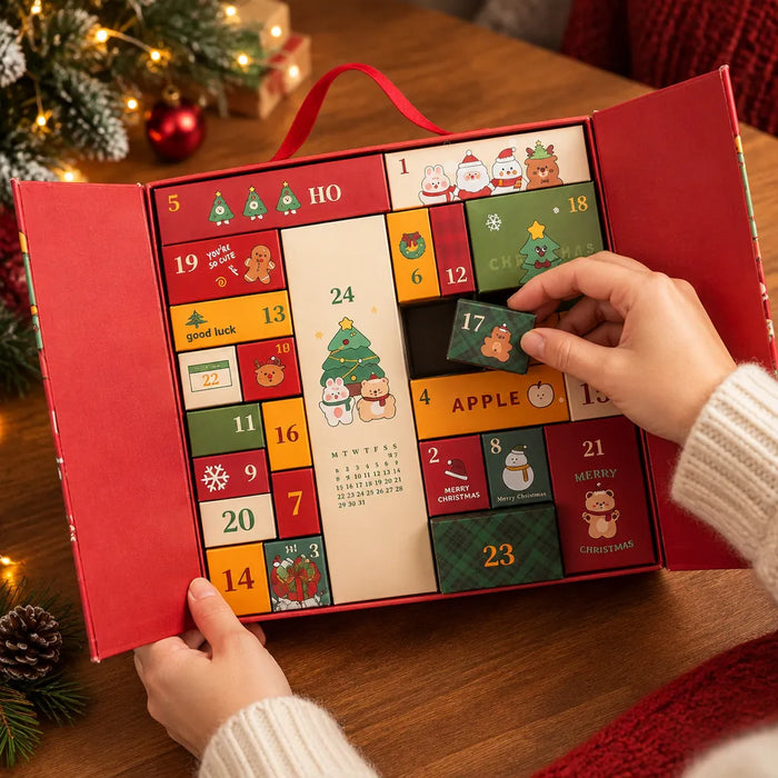 Hände legen ein kleines Geschenk in ein Fach des Adventskalenders zum Befüllen