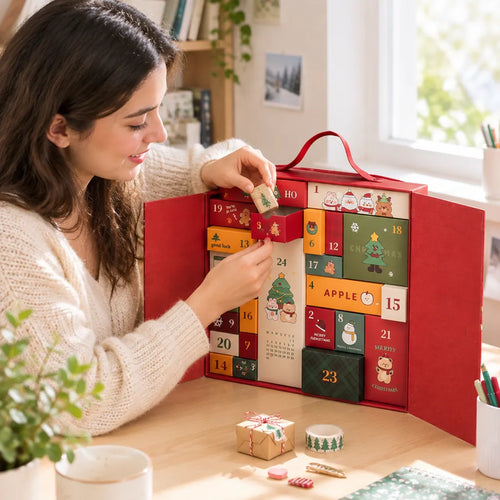 Frau befüllt an ihrem Schreibtisch einen Adventskalender mit kleinen Geschenken