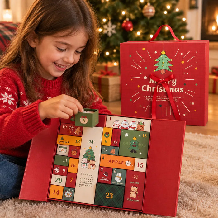 Kind öffnet ein nummeriertes Fach des Adventskalenders zum Befüllen neben dem Weihnachtsbaum