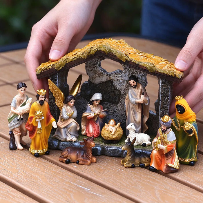 Manos colocando el establo de un nacimiento pintado a mano sobre una mesa