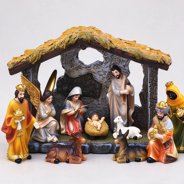 Nacimiento con María, José y el niño Jesús dentro del establo