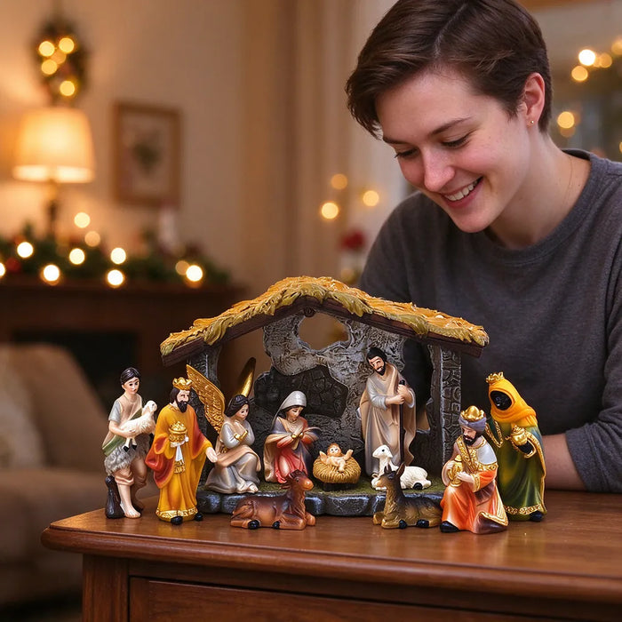Persona sonriendo ante un nacimiento navideño armado sobre una mesa