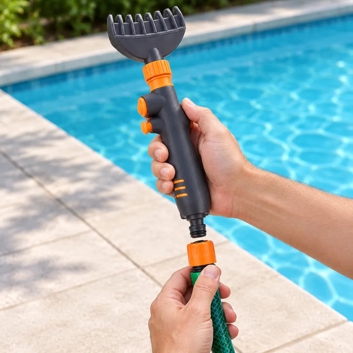 Mains branchant une baguette de nettoyage de filtre de piscine sur un tuyau d'arrosage