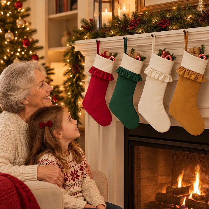 Grand-mère et enfant admirant quatre bas de Noël garnis sur le manteau du foyer
