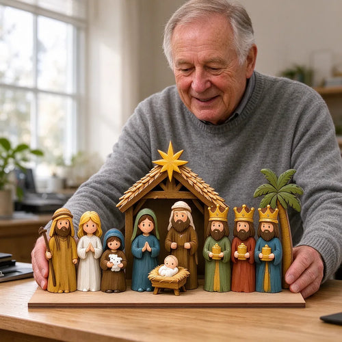 Älterer Mann stellt eine Holz-Weihnachtskrippe auf einen Schreibtisch am Fenster