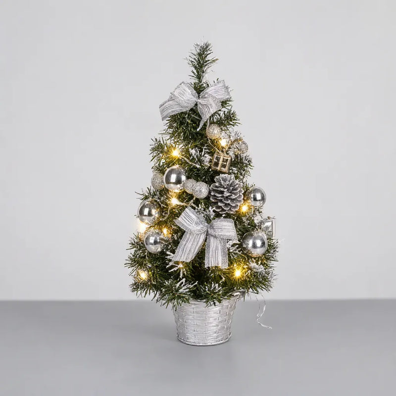 Mini árbol de Navidad decorado con su tira de luces y caja de pilas