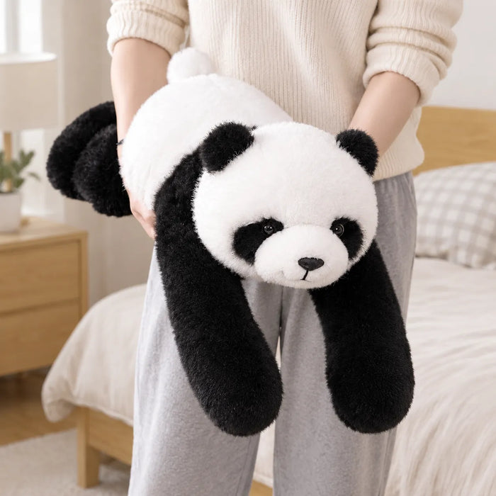 Hände heben ein Gewichtskuscheltier Panda mit hängenden schweren Armen