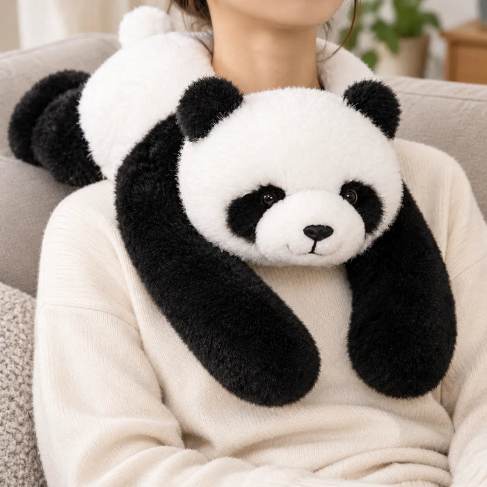Gewichtskuscheltier Panda liegt um Nacken und Schultern