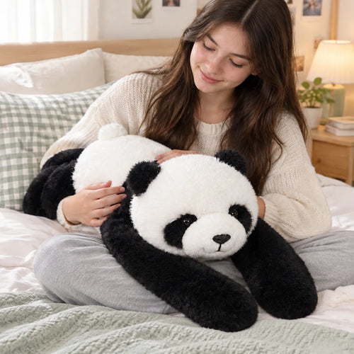 Teenager im Bett mit einem Gewichtskuscheltier Panda auf dem Schoss