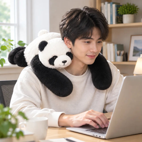 Mann am Schreibtisch mit einem Gewichtskuscheltier Panda um den Nacken