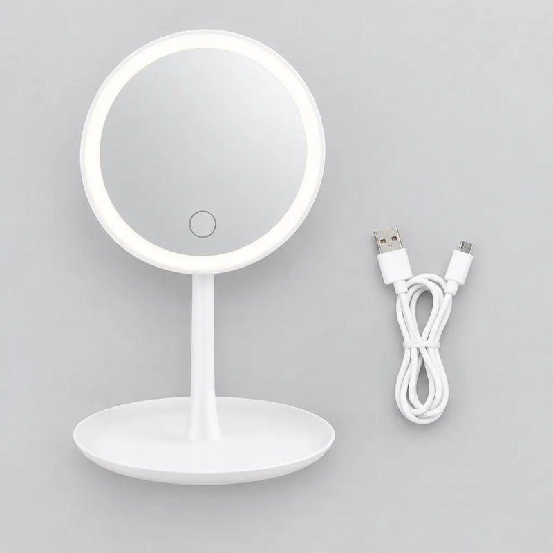 Ett hvitt rundt LED-sminkespeil på fot med USB-ladekabel