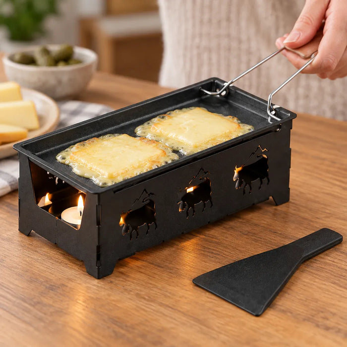 Zwei Käsescheiben schmelzen auf dem antihaftbeschichteten Pfännchen eines Raclette Sets mit Teelichtern