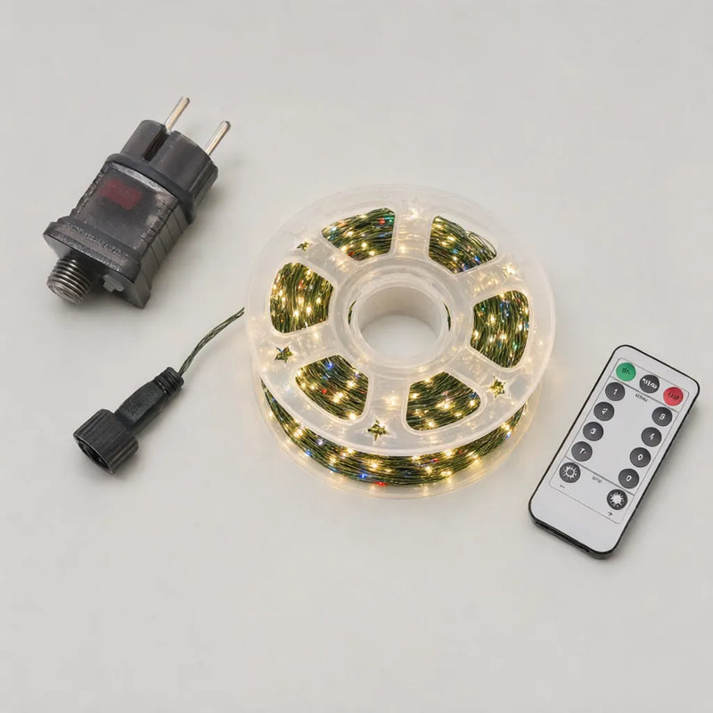 Eine Spule warmweisse LED-Lichterkette, ein Netzteil und eine Fernbedienung