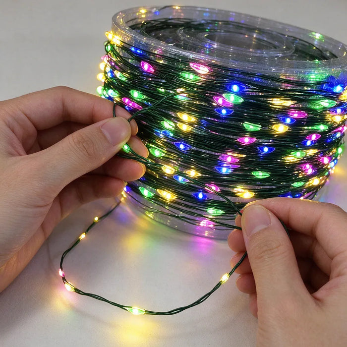 Manos desenrollando luces LED de un carrete transparente