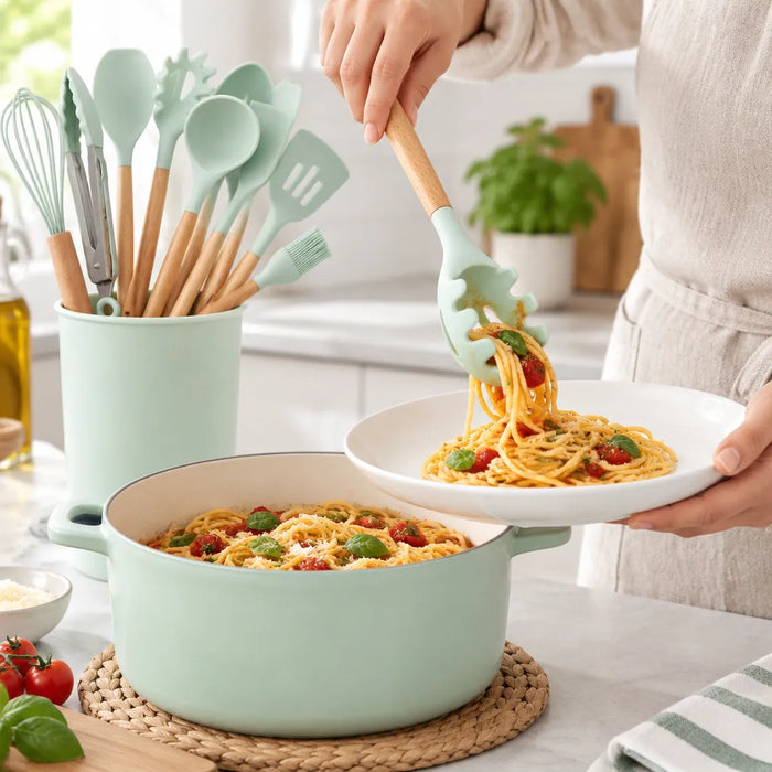 Hender som serverer pasta på en tallerken med pastaskje i silikon med trehåndtak
