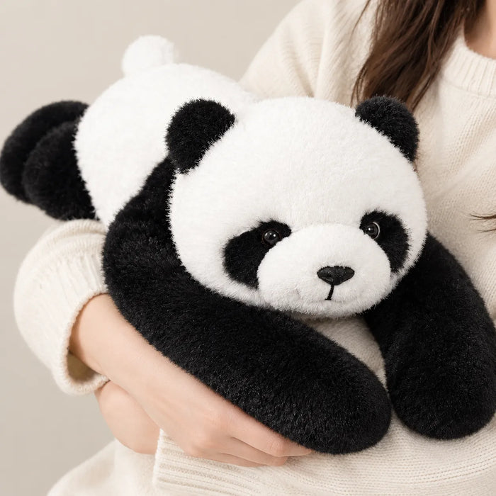 Person umarmt ein Gewichtskuscheltier Panda mit langen schweren Armen